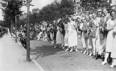 Een rij mensen, c1920s