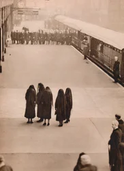 Een eenzame groep koninklijke rouwenden: Koningin Mary met de Prinses Royal, 1936