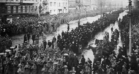 Een rouwceremonie voor slachtoffers van de Februarirevolutie, Rusland, 5 april, 1917