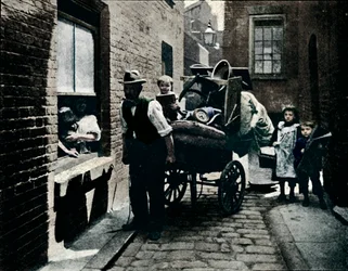Een verhuizing in Slumopolis, Londen, ca. 1901