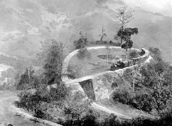 Een enkele lus in de Darjeeling Himalaya-spoorweg, India, ca. 1910