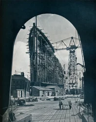Een opvallend boegzicht van de gigantische Cunard-liner, Queen Mary, in Clydebank, Glasgow, 1934