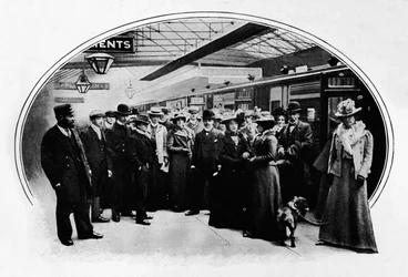 Een theatergezelschap begint aan een tournee, Euston Station, Londen