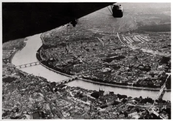 Luchtfoto van Basel, Zwitserland, vanuit een Zeppelin, 1928-1933