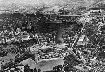 Luchtfoto van Buckingham Palace, Londen, 1926-1927