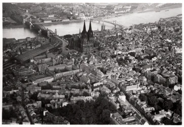 Luchtfoto van Keulen, Noordrijn-Westfalen, Duitsland, vanuit een Zeppelin, circa 1931-1933