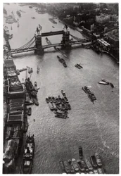 Luchtfoto van de Tower Bridge, Londen, vanuit een Zeppelin, 1931 1933