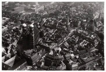 Luchtfoto van de Frauenkirche, München, Duitsland, vanuit een Zeppelin, ca. 1931-1933