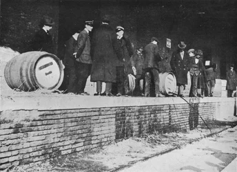 Na de oorlogsverklaring: Duits bier wordt weggehaald bij een Italiaanse douaneopslag, 1915