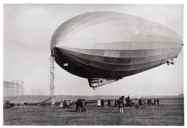 Luchtschip LZ127 Graf Zeppelin aangemeerd in Loewental, Duitsland, 1933