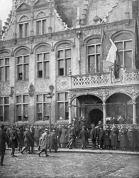 Albert I van België en de Franse president Poincaré ontmoeten elkaar in Veurne, België, 1 november 1914