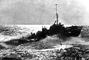 Geallieerde motortorpedoboot op patrouille voor de Franse kust, 1944