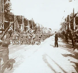 Amerikaanse troepen marcheren in overwinningsparade, Parijs, Frankrijk