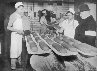 Een inspecteur bezoekt een Berlijnse bakkerij, 1915
