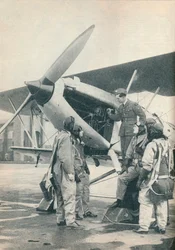 Een instructeur legt motordetails uit aan leerlingen op Sealand Aerodrome, Flintshire, c1936-c1937