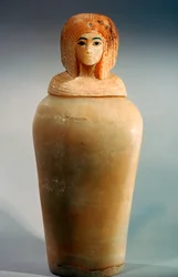 Oude Egyptische canopische pot met een deksel in de vorm van een koninklijk vrouwenhoofd, c1344-1336 v.Chr.