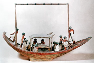 Oud-Egyptisch model van een boot die een mummie naar zijn graf vervoert