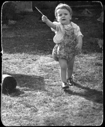 Andrew Nurnberg, zoon van fotograaf Walter met stok in tuin, ca. 1954