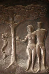 Beeldhouwwerk op de deur van de Aankondigingsbasiliek: Adam en Eva, Nazareth, Israël