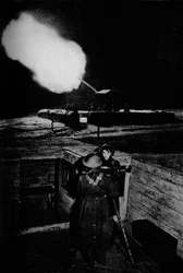 Luchtafweer vrouwen van de ATS bedienen een identificatietelescoop, 1943
