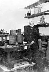 Antoine Becquerel in zijn laboratorium, circa 1890s