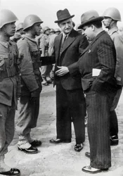 Antonio de Oliveira Salazar (1888-1970), dictator van Portugal van 1932 tot 1968, inspecteert de troepen tijdens een bezoek aan de Azoren, 5 april 1941