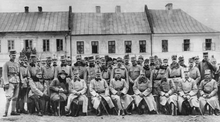 Aartshertogen Friedrich en Karl van Oostenrijk met hun officieren, Eerste Wereldoorlog, 1915