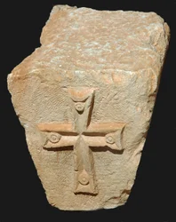 Architectonisch detail van een Byzantijns kapiteel versierd met een kruis