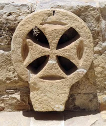 Architectonisch raamdetail van een Byzantijnse kerk in het Judea en Samaria gebied, Westelijke Jordaanoever