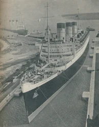Aankomst van RMS Cunard White Star liner Queen Mary in King George V Graving Dock, 1936