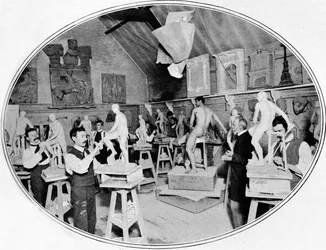 Kunststudenten in een beeldhouwklas, Londen, ca. 1900-1901
