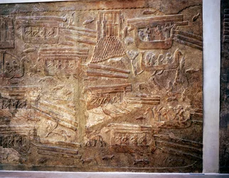 Assyrisch reliëf dat het transport van hout uit Libanon over water toont, Khorsabad, 8e eeuw v.Chr.