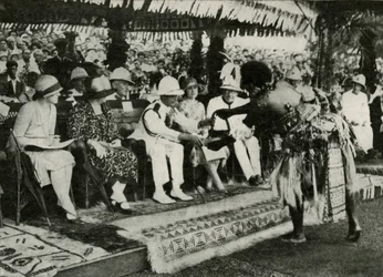 In Suva, Fiji. Presenteren van een Tabua-tand van de potvis ...1927, 1937