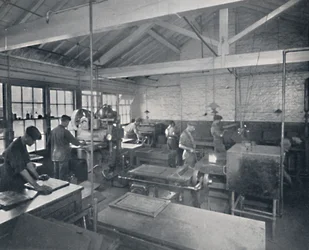 Aan het werk in de gieterij. Wasmallen maken van de pagina