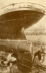 Aan het werk aan de achtersteven van de Mauretania, in het droogdok, ca. 1930