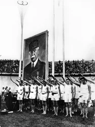 Atleten brengen de fascistische groet, Parc des Princes, Parijs, 1941