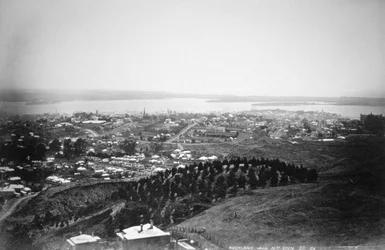 Auckland vanaf Mt Eden, Nieuw-Zeeland, 1899