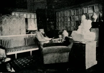 Auguste Rodin Tussen Zijn Boeken Op 77 Rue De Varenne, ca. 1900