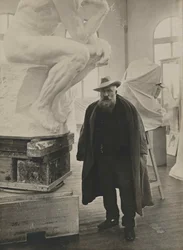 Auguste Rodin in zijn atelier