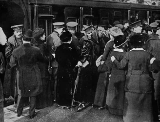 Terug naar de loopgraven vanaf Victoria Station, Londen, 1915