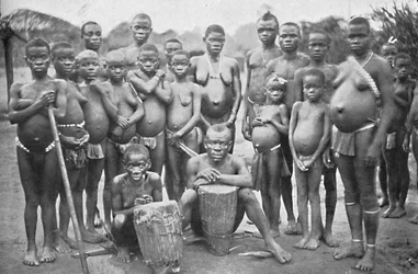 Bambute Pygmeeën groep met twee Walese vrouwen, 1902
