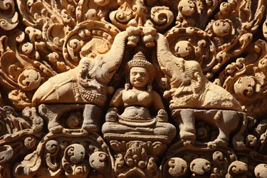 Banteay Srei-tempel in Angkor, Cambodja. Lakshmi, hindoegodin van rijkdom en vrouw van god Vishnu, wordt besprenkeld met heilig water door twee olifanten