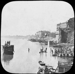 Badplaats bij Benares, India, eind 19e of begin 20e eeuw