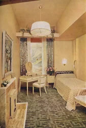 Slaapkamer ontworpen door Esmé Gordon, A.R.I.B.A., A.R.I.A.S., met Grieks sleutelontwerp W Wilton Tapijt door J