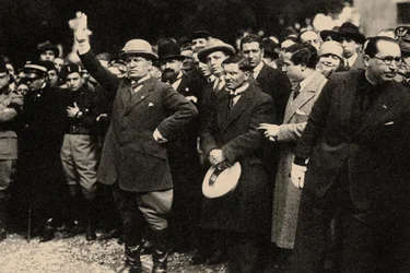 Benito Mussolini, tussen de leden van de fascistische partij, kort na de Mars op Rome