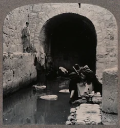 Blinde mannen wassen hun ogen in de vijver van Siloam, ca. 1900