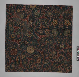Fragment van een Tapijt met Bloemmotieven, Iran, 17e eeuw
