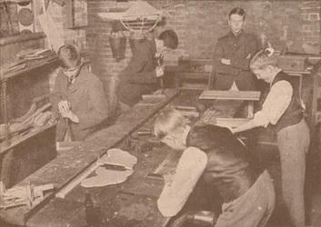 Jongens van Harrow School maken spalken, krukken en andere artikelen voor de gewonden