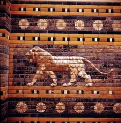 Bakstenen reliëf van een leeuw op de muren van de Heilige Weg naar de Ishtarpoort, Babylon, ca. 580 v.Chr.