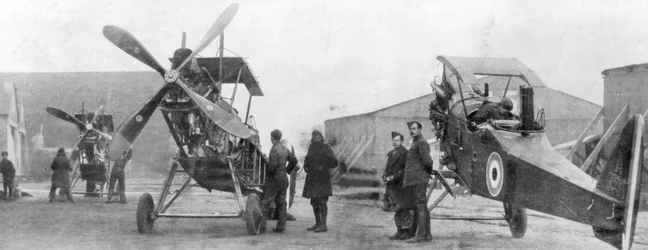Britse Royal Flying Corps vliegtuigen in reparatie, ca. 1916